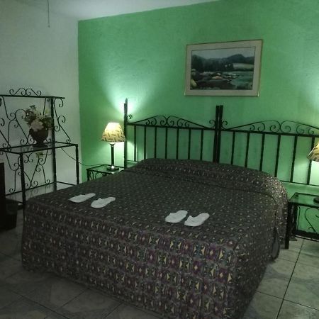 Hotel Rancho Viejo Чиуауа Экстерьер фото